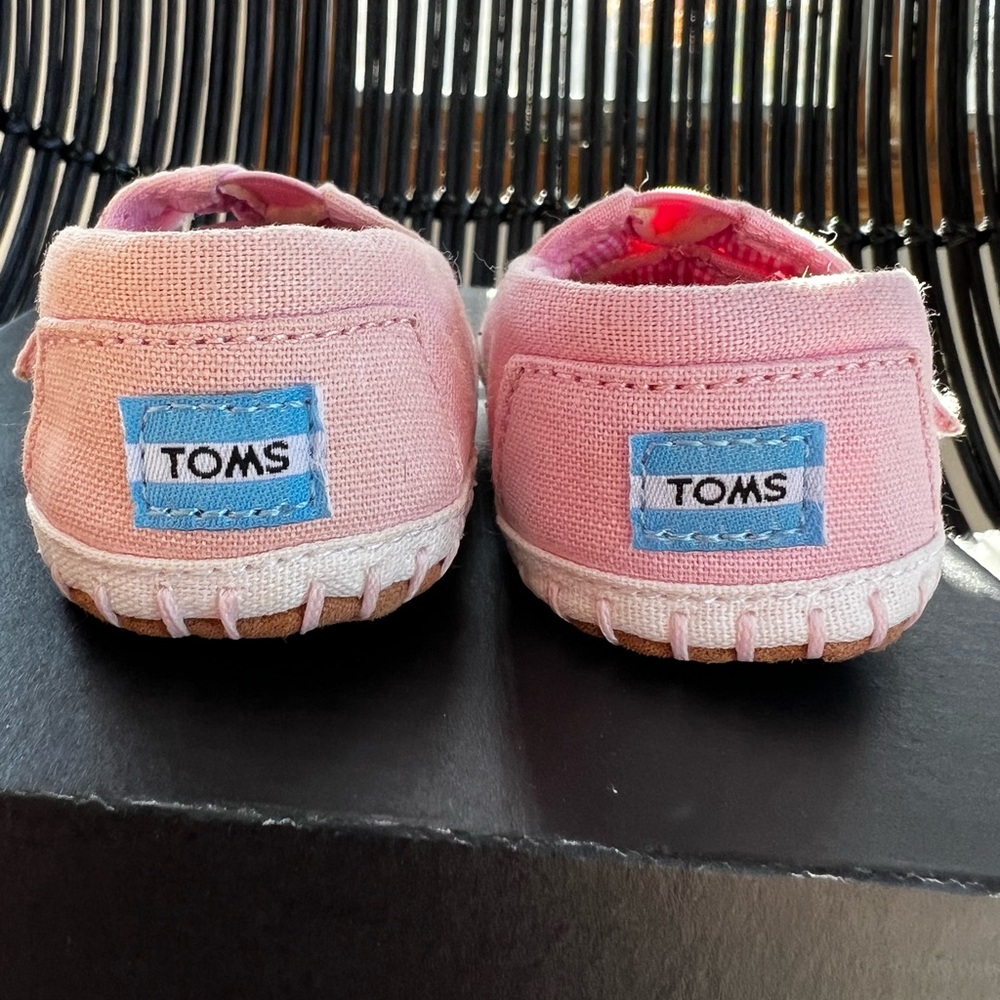 Pink canvas Toms infant shoes. 

Size 2, 6-12 months. 

EUC